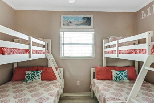 Coastal Cajun Getaway On The Beach! Home