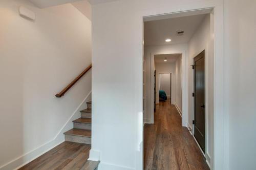 Gulch Modern 3 Story Condo, 2 Car Garage, Rooftop Fire Pit, Security, And View!