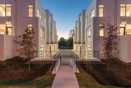Gulch Modern 3 Story Condo, 2 Car Garage, Rooftop Fire Pit, Security, And View!