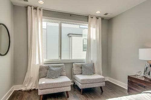 Gulch Modern 3 Story Condo, 2 Car Garage, Rooftop Fire Pit, Security, And View!