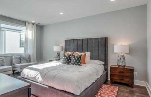 Gulch Modern 3 Story Condo, 2 Car Garage, Rooftop Fire Pit, Security, And View!