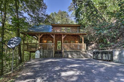 Cabin With Hot Tub And Deck, 3 Mi To Pigeon Forge