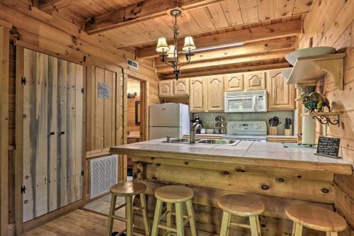 Cabin With Hot Tub And Deck, 3 Mi To Pigeon Forge