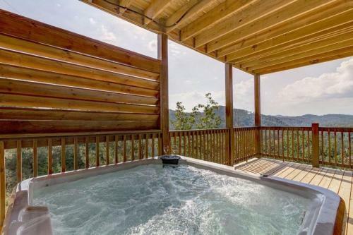 Awesome Mountain Sunsets - 5 Bedrooms, 5,5 Baths, Sleeps 16 Cabin