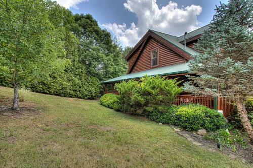Peaceful 4bed/3.5bath Luxury Cabin, Hot Tub!