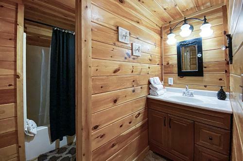 Peaceful 4bed/3.5bath Luxury Cabin, Hot Tub!
