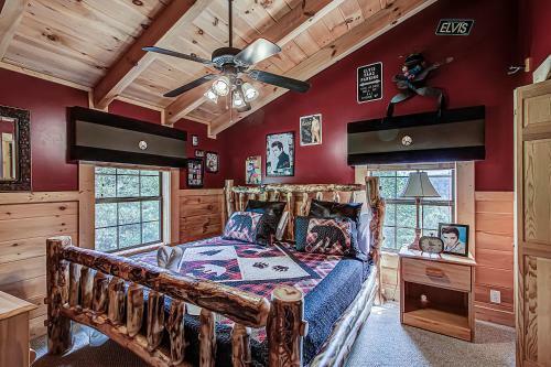Peaceful 4bed/3.5bath Luxury Cabin, Hot Tub!