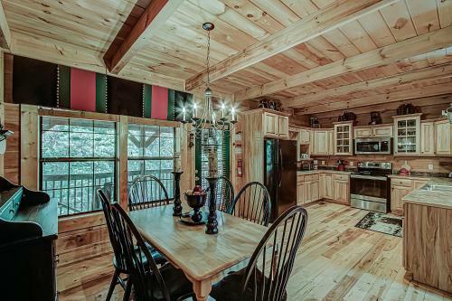 Peaceful 4bed/3.5bath Luxury Cabin, Hot Tub!
