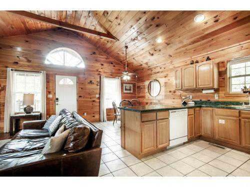Papa Bear - Private With Hot Tub, Pool Table, And View