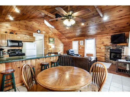Papa Bear - Private With Hot Tub, Pool Table, And View