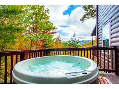 Papa Bear - Private With Hot Tub, Pool Table, And View