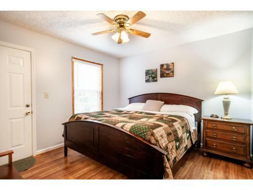 Papa Bear - Private With Hot Tub, Pool Table, And View
