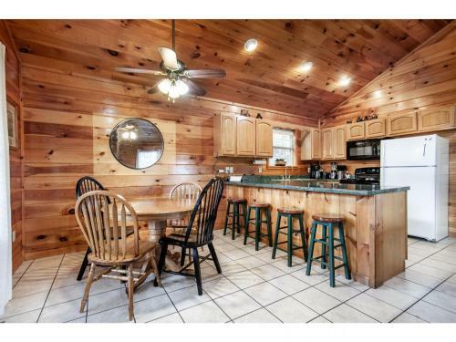 Papa Bear - Private With Hot Tub, Pool Table, And View