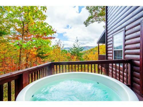 Papa Bear - Private With Hot Tub, Pool Table, And View
