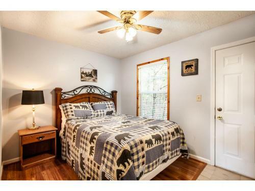 Papa Bear - Private With Hot Tub, Pool Table, And View