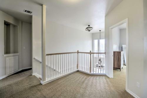 Airy Villa With Gas Grill, Deck And Lake Views!