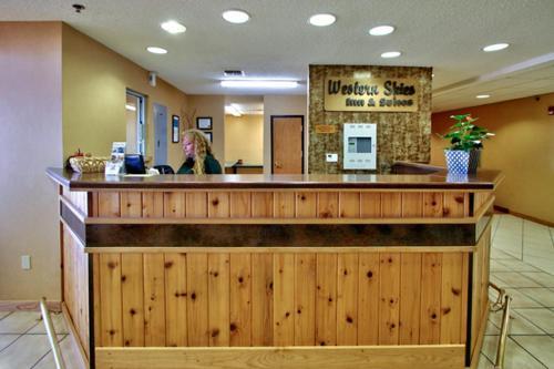 Hotel Western Skies Inn & Suites