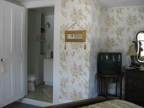 The Bridges Inn At Whitcomb House B&B
