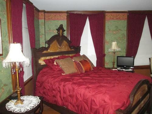 The Bridges Inn At Whitcomb House B&B