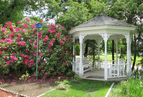 The Bridges Inn At Whitcomb House B&B