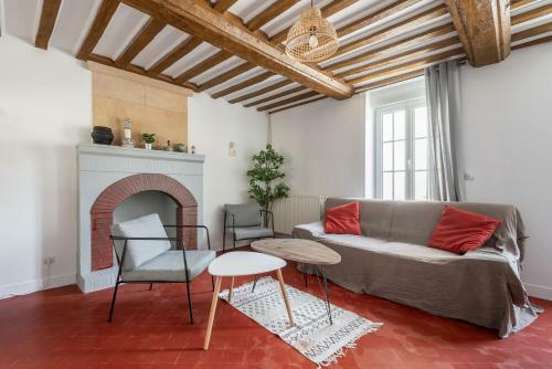 L'escalier Rouge - Maison R�nov�e Avec Cour