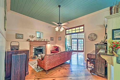 The Lilly House Historic Glen Rose Getaway!