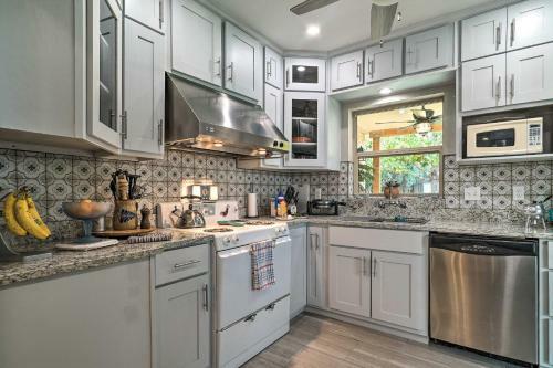 Renovated 1940s Home With Patio And Backyard!