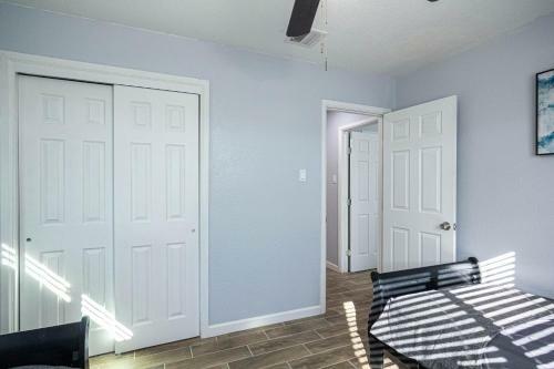 Cheerful 3 Bedroom Home With Parking On Premises.