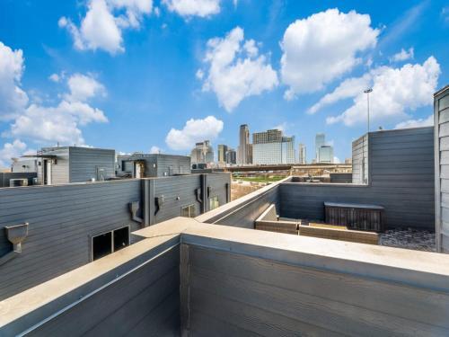 Cozysuites Uptown 3br King Beds Rooftop Deck Skyline View