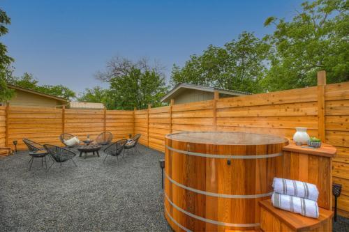 Gorgeous Modern Home With Cedar Barrel Hot Tub And Fire Pit
