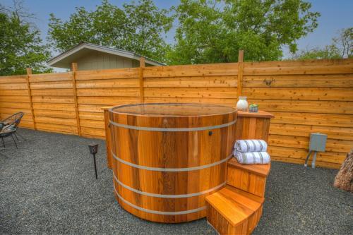 Gorgeous Modern Home With Cedar Barrel Hot Tub And Fire Pit
