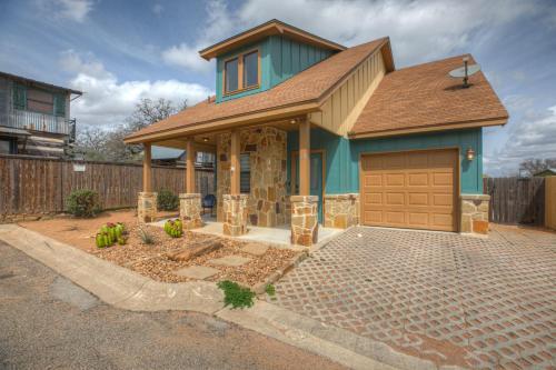 New Luxury Modern Home With Hot Tub And Deck And Firepit