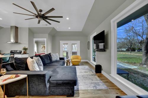 Luxury Home 1 Block To Main With Hottub