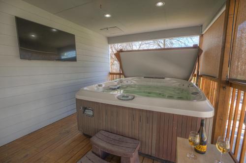 Luxury Home 1 Block To Main With Hottub
