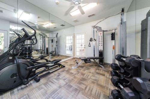 O-range Venue Apartment : Pool View, King Bed & Car Garage