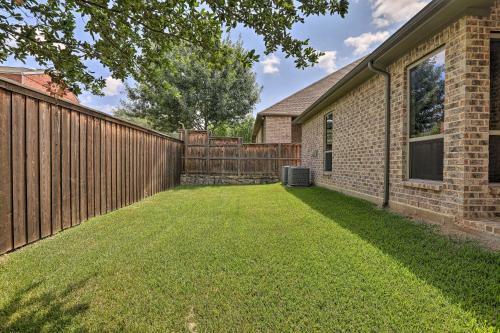 Chic Family-friendly Home In Irving With Yard!