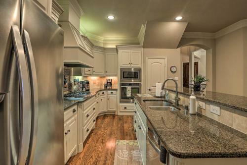 Chic Family-friendly Home In Irving With Yard!