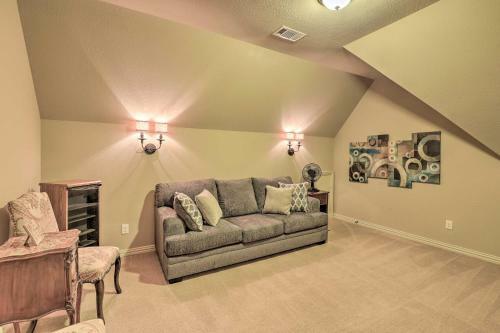 Chic Family-friendly Home In Irving With Yard!