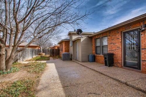 Harmony Home- 4/2 Sleeps Up To 8-11 Tech -1mile