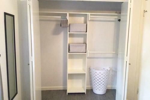 Beautiful 2 - Bedroom Apartment In Central Mcallen