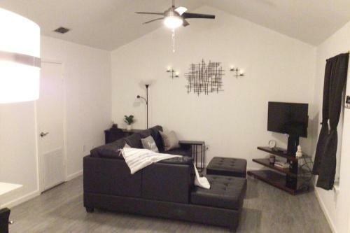 Beautiful 2 - Bedroom Apartment In Central Mcallen