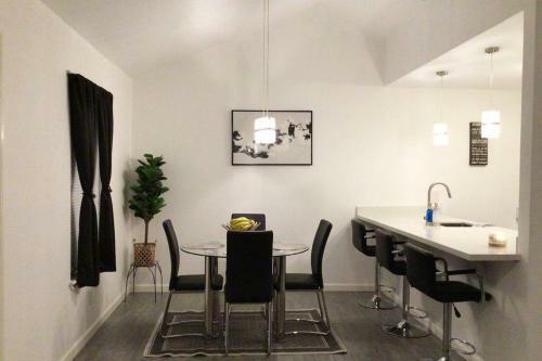Beautiful 2 - Bedroom Apartment In Central Mcallen
