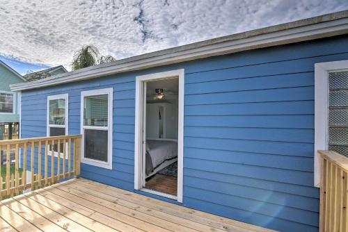 Galveston Getaway With Deck And Yard Walk To Beach