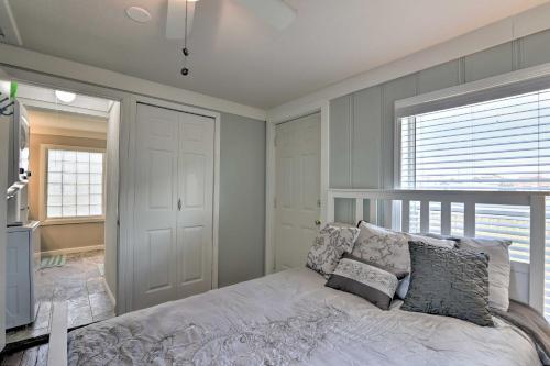 Galveston Getaway With Deck And Yard Walk To Beach
