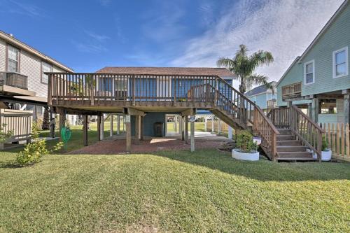 Galveston Getaway With Deck And Yard Walk To Beach