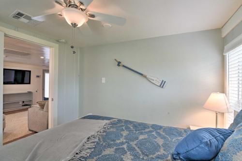 Galveston Getaway With Deck And Yard Walk To Beach