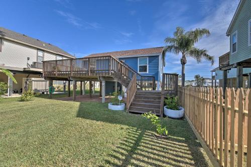 Galveston Getaway With Deck And Yard Walk To Beach