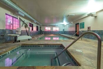 Holiday Inn Express Hotel & Suites Raton
