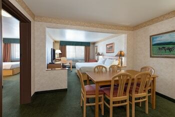 Holiday Inn Express Hotel & Suites Raton