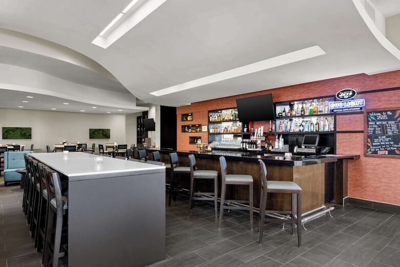Hotel Embassy Suites - Newark Airport